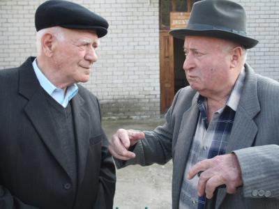 Даулет Нагучев, слева, со старейшиной аула Хаджико Салихом Сизо