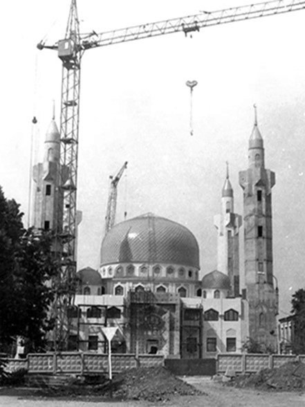 Строительство соборной мечети в г.Майкопе. Вид со стороны пересечения улиц Советская и Майкопская 1 августа 2000 г.