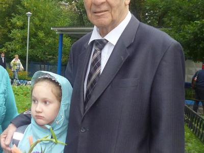 Халид Хапий с внучкой