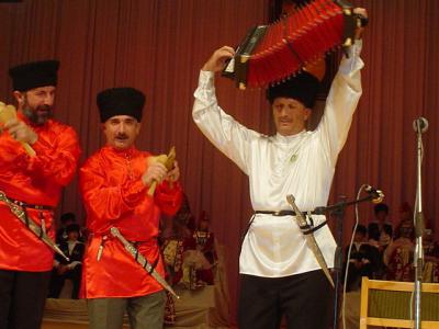 2003 г. Трио из аула Хаджико-Шабан Напсо, Аслан Напсо и Дамир Чачух-на Всемирном фестивале адыгской культуры в Майкопе